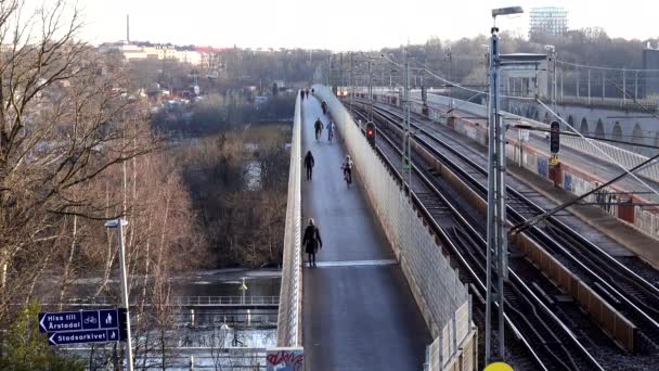 Estocolmo Suécia Pedestres Atravessam Ponte Ferroviária Arsta Entre Liljeholmen Sodermalm — Vídeo de Stock