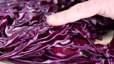 Mutfakta bir baş kırmızı lahana hazırlanıyor.. 