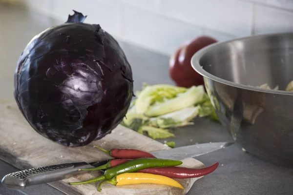 Mutfakta Bir Baş Kırmızı Lahana Hazırlanıyor — Stok fotoğraf