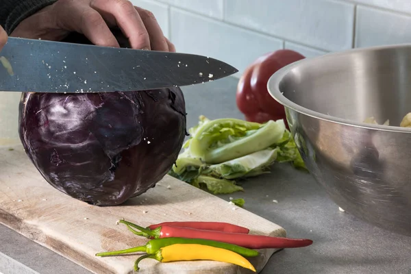 Mutfakta Bir Baş Kırmızı Lahana Hazırlanıyor — Stok fotoğraf
