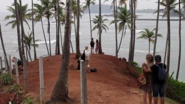Mirissa Sahili, Sri Lanka Büyük dalgalar sahile ve palmiye ağaçlarına doğru akıyor. 