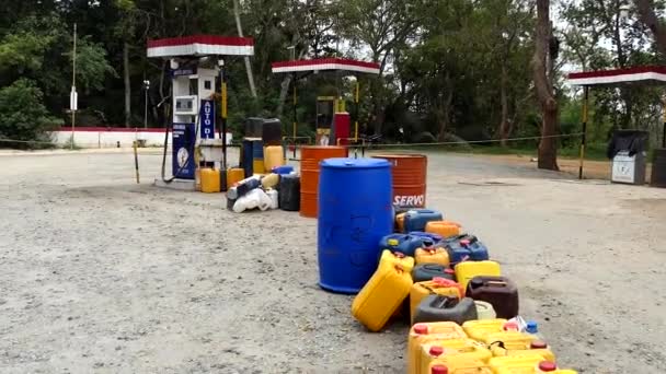 Galle Sri Lanka Jarras Plástico Una Gasolinera Esperando Llenarse Debido — Vídeo de stock