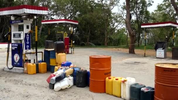 Galle Sri Lanka Jarras Plástico Una Gasolinera Esperando Llenarse Debido — Vídeo de stock