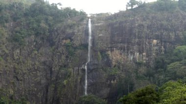 Diyaluma Şelalesi, Sri Lanka Diyaluma Şelalesi 220 metre yüksekliğinde ve Sri Lanka 'nın en yüksek ikinci şelalesidir..