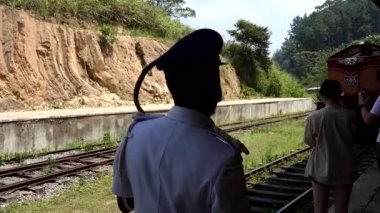 Ella, Sri Lanka Bir tren kondüktörü platformda duruyor. 