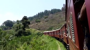 Ella, Sri Lanka Ella 'dan Kandy' ye Sri Lanka 'nın dağlık bölgelerine giden trendeki manzara.. 