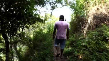 Diyaluma Şelalesi, Sri Lanka Ormanda bir şelale yolunda yürüyor. 