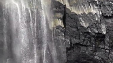 Diyaluma Şelalesi, Sri Lanka Diyaluma Şelalesi 220 metre yüksekliğinde ve Sri Lanka 'nın en yüksek ikinci şelalesidir..