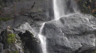 Diyaluma Şelalesi, Sri Lanka Diyaluma Şelalesi 220 metre yüksekliğinde ve Sri Lanka 'nın en yüksek ikinci şelalesidir..