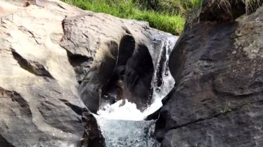 Diyaluma Şelalesi, Sri Lanka Diyaluma Şelalesi 220 metre yüksekliğinde ve Sri Lanka 'nın en yüksek ikinci şelalesidir..