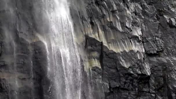 스리랑카 Diyaluma Falls 220 미터이며 스리랑카에서 번째로 폭포이다 — 비디오