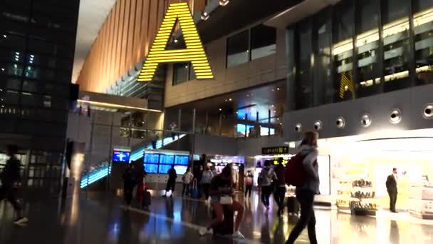 Doha Katar Doha Havaalanındaki Uluslararası Kalkış Salonu — Stok video