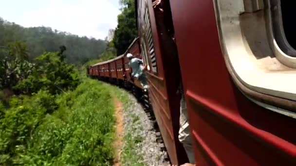 スリランカのエラ スリランカの高地にあるエラからキャンディへの旅行中の列車からの眺め — ストック動画