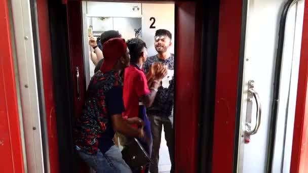 スリランカ若い男性のグループは エラからコロンボまで電車の中で音楽を演奏します — ストック動画