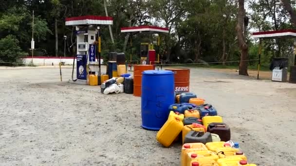 Galle Sri Lanka Benzin Istasyonundaki Plastik Sürahiler Benzin Sıkıntısı Yüzünden — Stok video