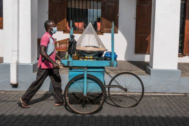 Galle, Sri Lanka Bir sokak yemeği satıcısı ve arabası Galle Hollanda Kalesinde.