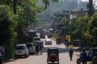 Ella, Sri Lanka ana caddede tuk ve arabaları olan şehir merkezi..