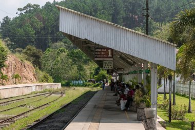 Ella, Sri Lanka Turistleri Ella tren istasyonunda.