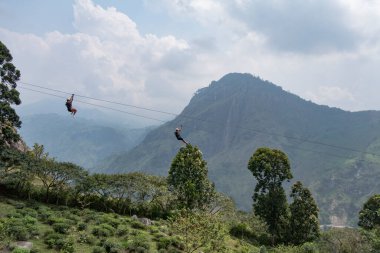 Ella, Sri Lanka halkı yeşil tepelerin üzerinde Uçan Ravana Mega Zeplinine biniyor..