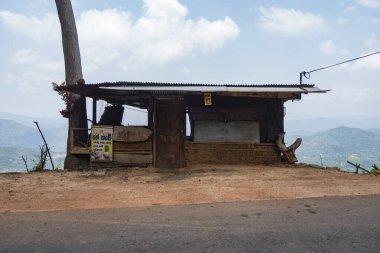 Ella, Sri Lanka dağların tepesinde manzaralı küçük bir kulübe..