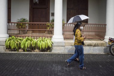 Galle, Sri Lanka Kadınlar sıcak yüzünden şemsiyelerle yürüyorlar.