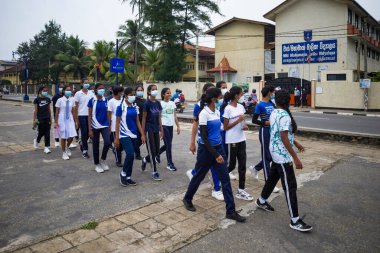 Matara, Sri Lanka. Plajda bir kız okulu sabah egzersizi yapıyor..