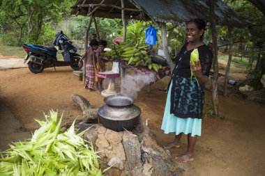 Galle, Sri Lanka Hollanda Galle Kalesi 'ndeki bir restoranın önünde antika bir araba ve dev karides satan bir karatahta duruyor..