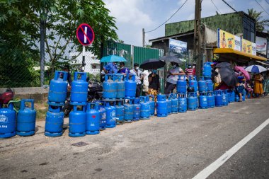 Galle ve Sri Lanka gaz tankları, ülkede yaşanan bir gaz sızıntısı nedeniyle benzin istasyonunda doldurulmak üzere yüksek miktarda bekletiliyor..