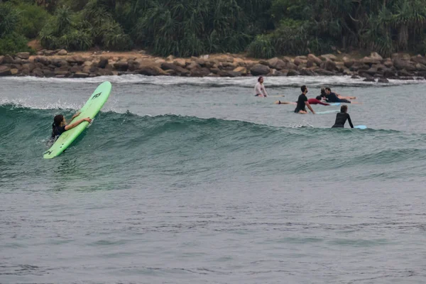 Пляж Хирикетия Шри Ланка Серфингисты Воде — стоковое фото