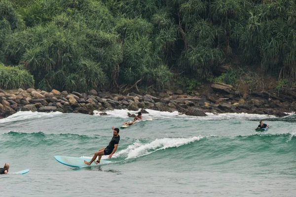 Hiriketiya Beach Sri Lanka Surfer Auf Den Wellen — Stockfoto