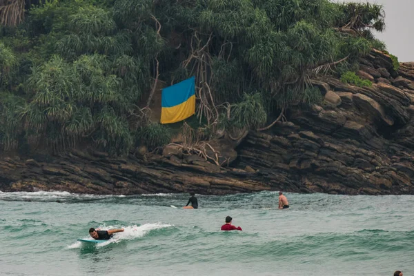 Hiriketiya Beach Sri Lanka Turistas Surfeando Bajo Bandera Ucraniana —  Fotos de Stock