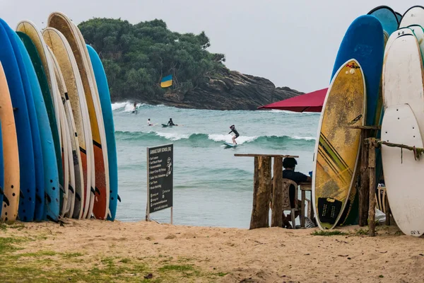 スリランカのヒリケティヤビーチウクライナの旗の下でサーフィン観光客 — ストック写真