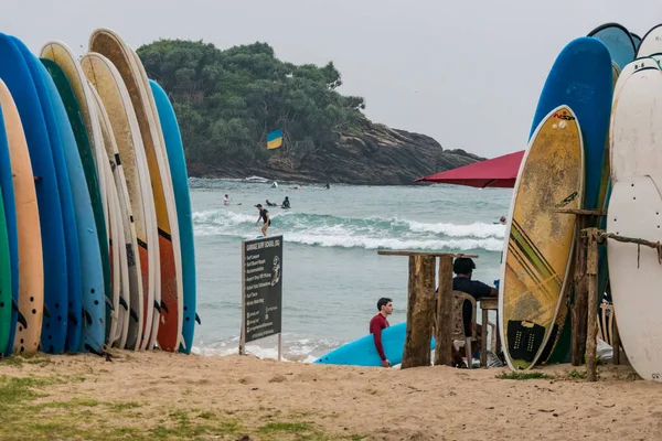 Hiriketiya Beach Шри Ланка Туристы Украинским Флагом — стоковое фото
