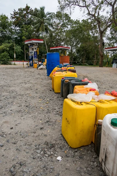 Galle Sri Lanka Vaten Gerrycans Staan Opgesteld Bij Een Tankstation — Stockfoto