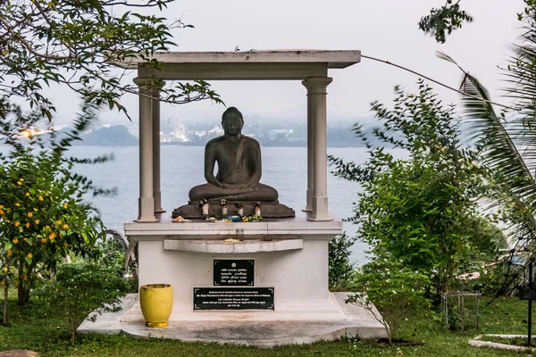 斯里兰卡乌纳瓦图纳 日本和平馆和宝塔中的布达雕像 — 图库照片