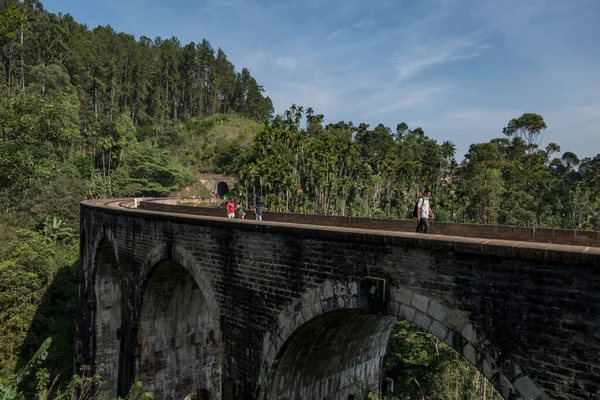 Ella Sri Lanka Gente Caminando Través Del Puente Los Nueve — Foto de Stock