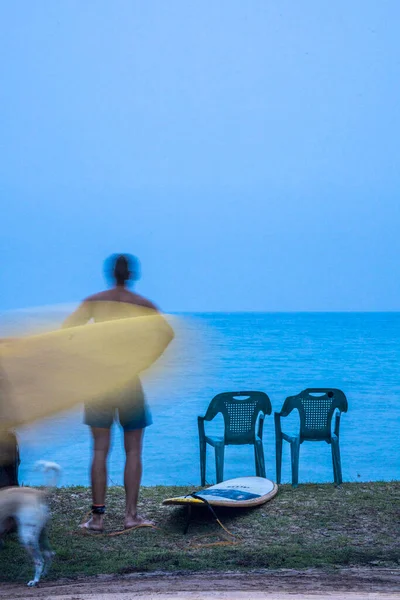 Mirissa Sri Lanka Mężczyzna Stoi Plaży Przy Drodze Deską Surfingową — Zdjęcie stockowe