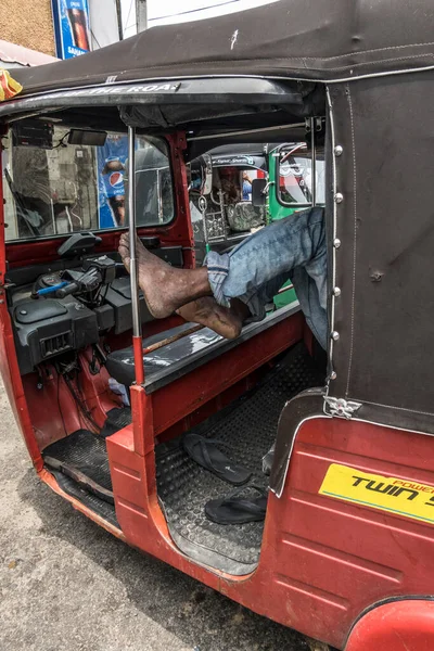 Galle Sri Lanka Homme Dort Dans Son Tuktuk — Photo