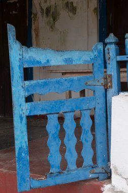 Kudawella, Sri Lanka Eski bir ahşap mavi kapı.