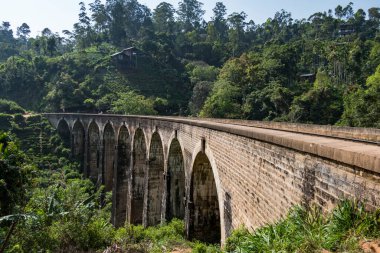Ella, Sri Lanka Dokuz kemer köprüsünde yürüyen insanlar