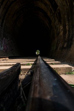 Ella, Sri Lanka Demiryolu rayları ve Ella Kandy tren hattının Ninine Arch Köprüsü boyunca bir tünel..