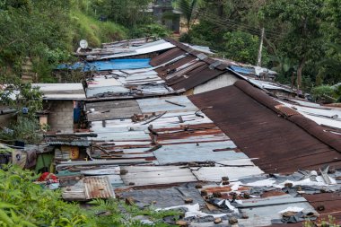 Ella, Sri Lanka Shanty kulübelerinde Ella 'nın dışında alüminyum çatılar var..
