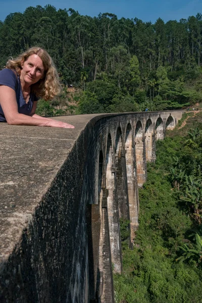 Ella Sri Lanka Una Turista Puente Los Nueve Arcos — Foto de Stock