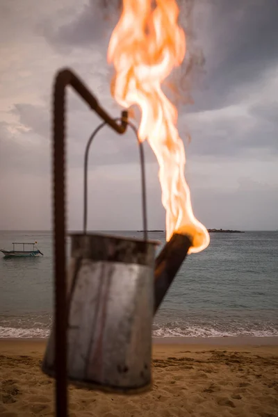 斯里兰卡乌纳瓦图那一个煤油灯日落时在海滩上燃烧 — 图库照片