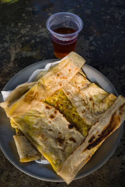 斯里兰卡 用鸡蛋 咖喱和一杯茶煎面包 — 图库照片
