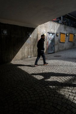 Stockholm, İsveçli yayalar güneşli bir günde Ragsved bölgesinde yürüyorlar.