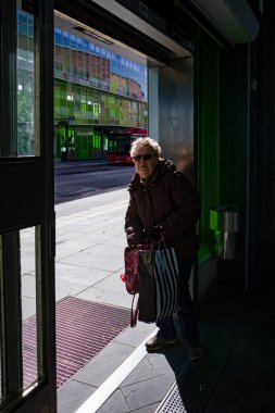 Stockholm, İsveç Alvsjo otobüs terminalinde yaşlı bir kadın.