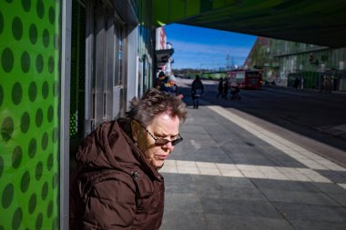 Stockholm, İsveç Alvsjo otobüs terminalinde yaşlı bir kadın.