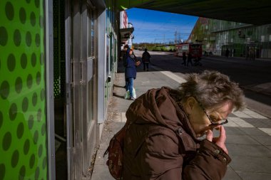 Stockholm, İsveç Alvsjo otobüs terminalinde yaşlı bir kadın.