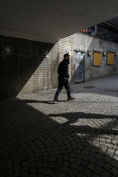 Стокгольм, Швеция Пешеходы, гуляющие в районе Рагсвед в солнечный день.